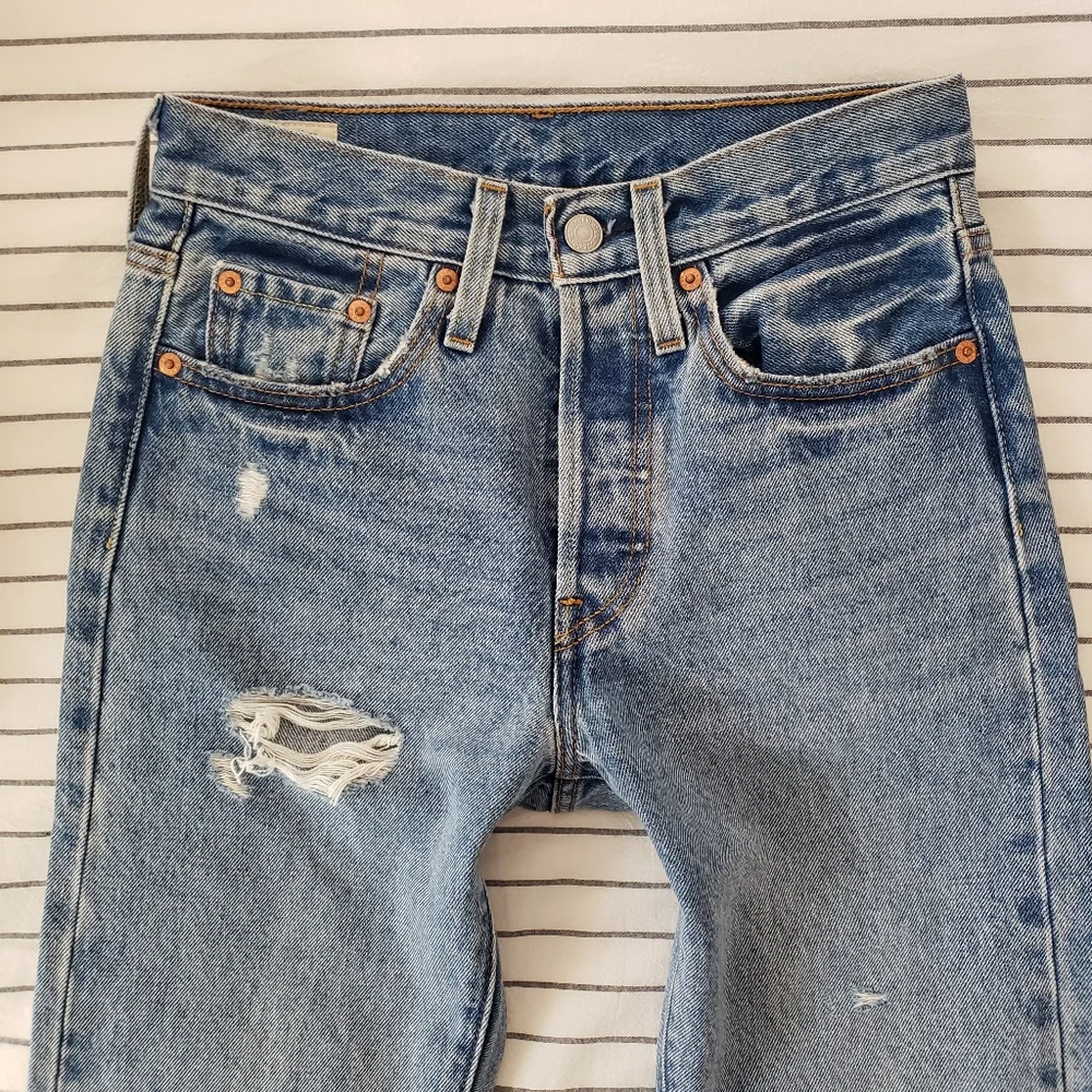 💙Premium 501 Levi's Skinny Ripped Jeans 24 X 28 $98💙 - Picture 6 of 8